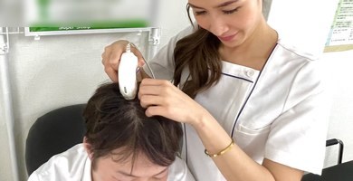 無料カウンセリング・頭皮診断の様子